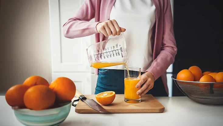 AIWA Citrus Juicer KORYU 1000-girl preparing orange juice